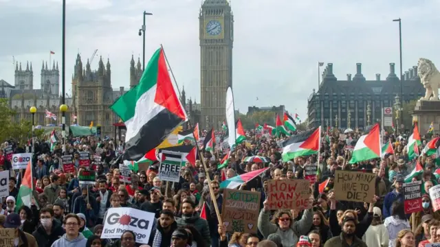 Hàng chục ngàn người biểu tình ở London trong những tuần gần đây để kêu gọi ngừng bắn ở Gaza