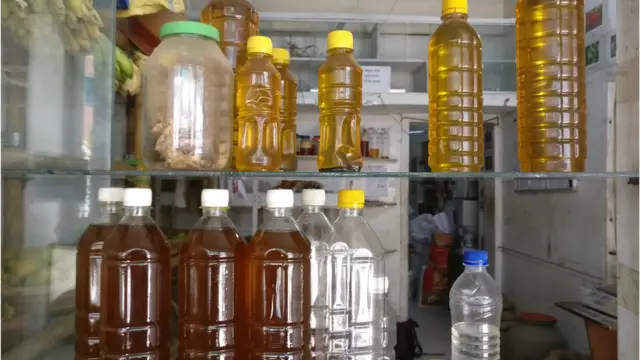 অর্গানিক সামগ্রীর বিক্রেতার বলছেন তাদের ক্রেতা হঠাৎ করেই খানিকটা বেড়ে গেছে।