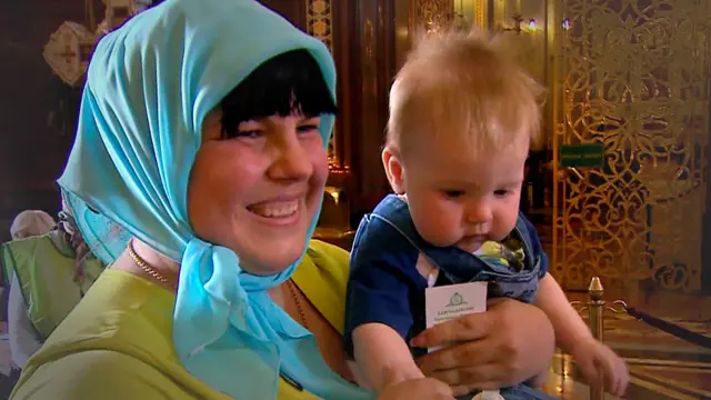 Svetlana con su bebé, que está mal del brazo.