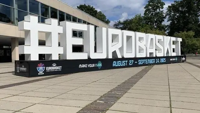 ЕУРОБАСКЕТ знак који је постављен на неколико места у Риги, главном граду Летоније