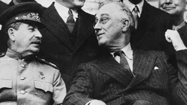 Франклин Рузвельт и Иосиф Сталин на Тегеранской кофнференции