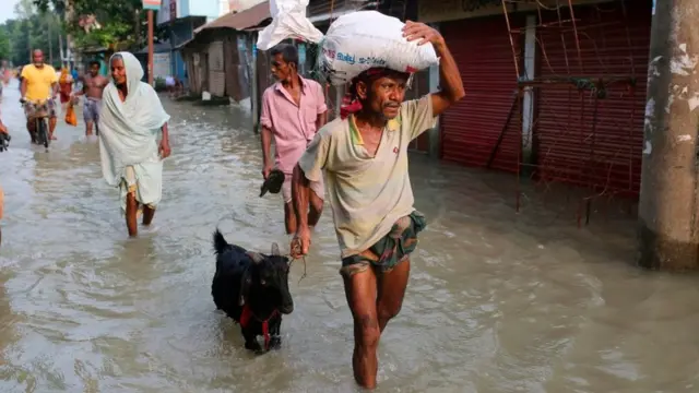 গাইবান্ধায় শুকনো জায়গার সন্ধানে বানভাসী মানুষ।