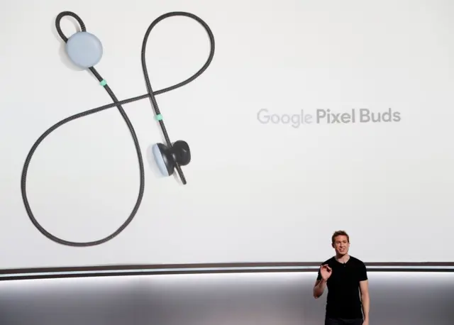 Google Pixel Buds en una pantalla gigante