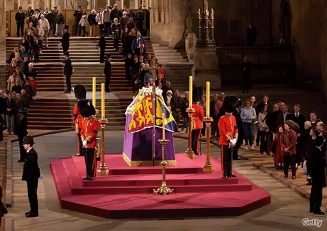 Ubwo umurambo wa nyina wa Elizabeth II wariho usezerwaho bwa nyuma muri 'grand hall' mu ngoro ya Westminst