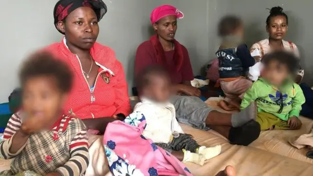 ከቅዳሜ ምሽት አንስቶ በአስኮ ቅዱስ ገብርዔል ቤተ ክርስትያን ተጠልለው የቆዩ ተፈናቃዮች በአምስት አውቶብሶች በቅርብ ወደሚገኝ ትምህርት ቤት ተወስደዋል