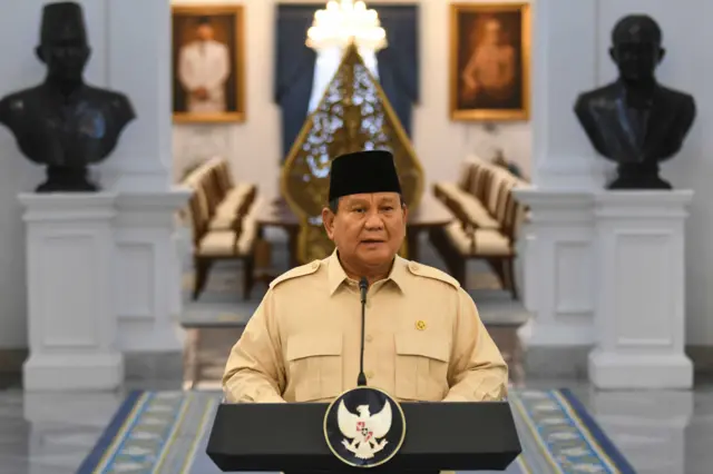 Presiden Prabowo Subianto menyampaikan paparan dalam konferensi pers terkait kebijakan pemerintah untuk rakyat menjelang Hari Raya Idul Fitri di Istana Kepresidenan Jakarta, Jakarta, Selasa (11/3/2025). Presiden Prabowo menyebutkan THR 2025 bagi ASN, TNI/Polri, dan pensiunan mulai dicairkan Senin, 17 Maret 2025 dan gaji ke-13 untuk ASN akan dibayar pada awal tahun ajaran baru sekolah atau Juni 2025.