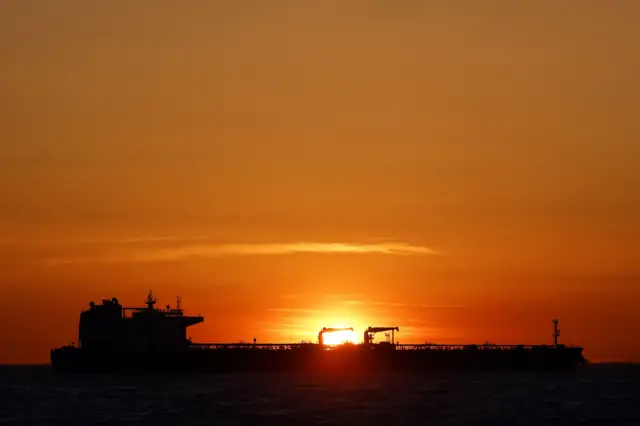 یک نفتکش در غروب آفتاد