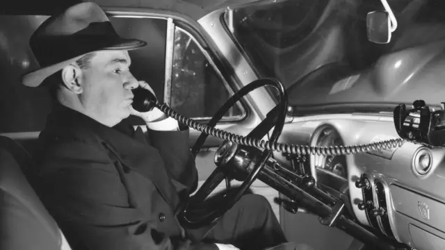 ১৯৫৪ সালে আমেরিকায় গাড়ির সাথে সংযুক্ত ফোন