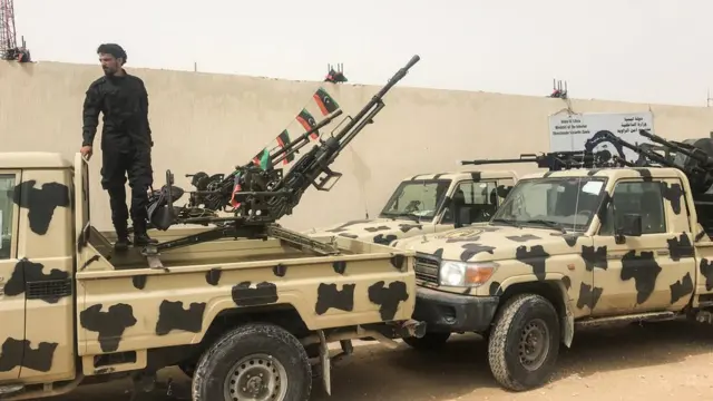 أحد أفراد الميليشيات المدافعة عن طرابلس على سيارة يقول إنها غنيمة من قوات حفتر