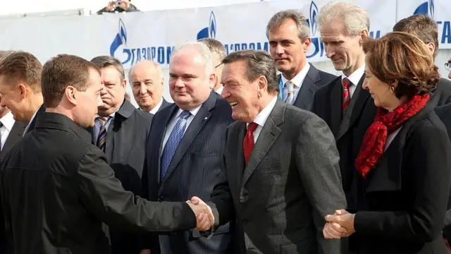 Дмитрий Медведев - тогда президент России - и бывший канцлер Германии Герхард Шредер во время открытия "Северного потока" (фото 2010 года)