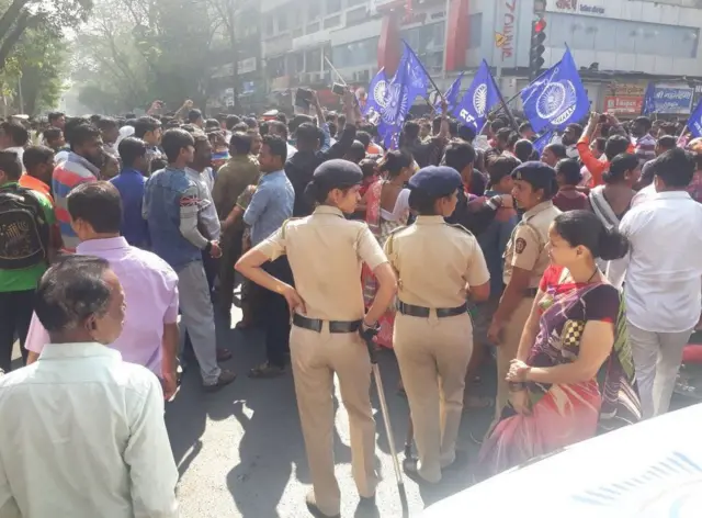 રસ્તા પર વિરોધ કરનારાં લોકો.