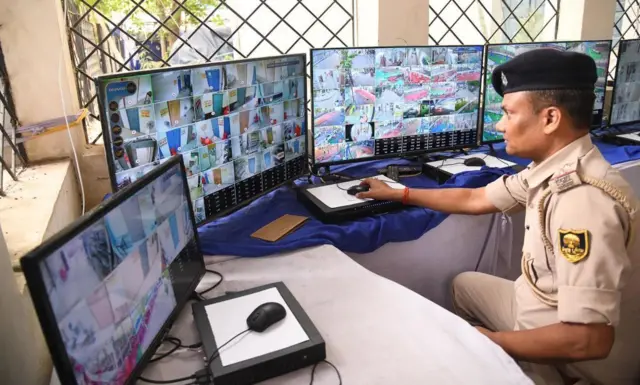 পাটনাতে সিসিটিভির মারফত স্ট্রংরুমে রাখা ইভিএমে নজর রাখছে পুলিশ 