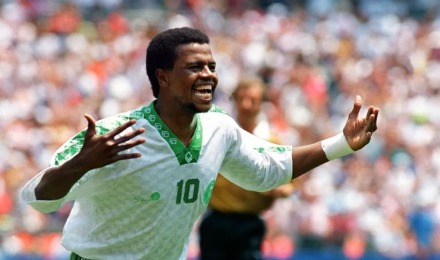 السعودي سعيد العويران يحتفل بهدفه في مرمى بلجيكا
