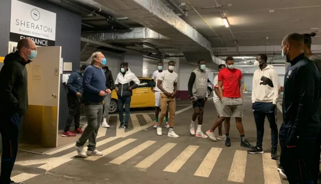 Tom Saintfiet a dirigé une séance d'entraînement impromptue à l'aéroport de Bruxelles lorsque les plans de la Gambie ont échoué sur la voie d'une victoire historique dans les éliminatoires de la Coupe d'Afrique des Nations.