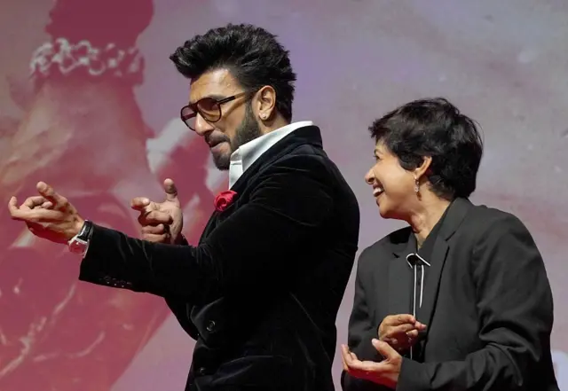 ধুরন্ধর ছবির অভিনেতা রণবীর সিং ও প্রযোজক জ্যোতি দেশপান্ডে