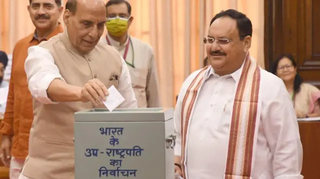 वोट डालते राजनाथ सिंह