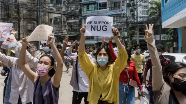 ၂၀၂၁ ခုနှစ် ဧပြီတုန်းက အမျိုးသားညီညွတ်ရေးအစိုးရ (NUG) ကိုထောက်ခံကြောင်း ဆန္ဒပြခဲ့ကြတဲ့မြင်ကွင်း