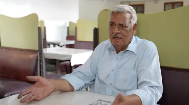 عباس علی پشت میز در حال صحبت