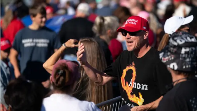 Homem com camisete do QAnon aguarda comícioyoyocasino brasilTrumpyoyocasino brasilPerry, Geórgia,yoyocasino brasilsetembroyoyocasino brasil2021