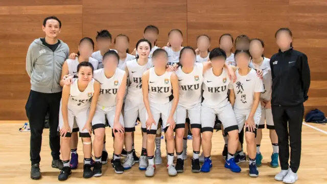 香港大學女子籃球隊與翁金驊合照