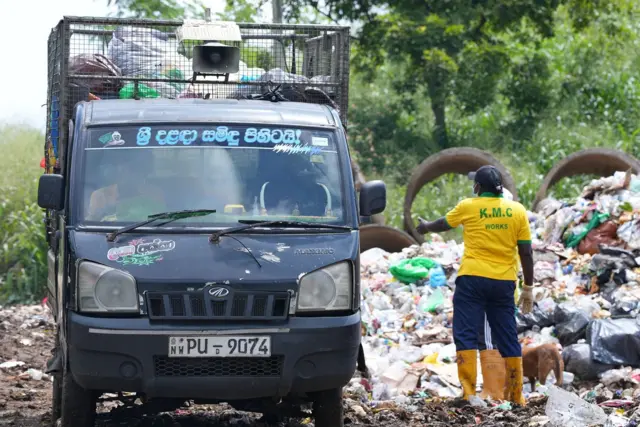 "ගොහාගොඩ ඒ ස්ථානයේ කසළ දාන්න එපා කියලා ගමේ මිනිස්සු අවුරුදු ගාණක් කියනවා,"