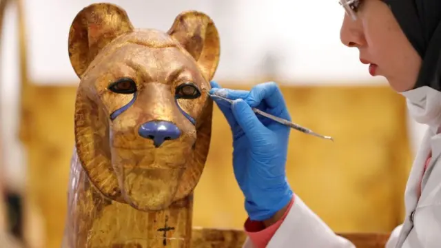 ترميم مقتنيات مقبرة الملك الشاب توت عنخ آمون