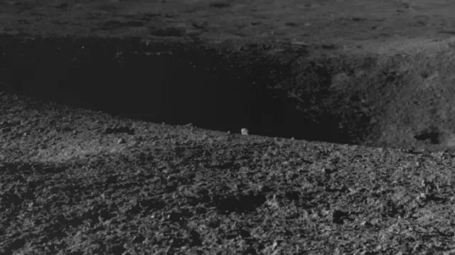 नेविगेशन कैमरे द्वारा ली गई चंद्रमा के एक गड्ढे की फोटो.