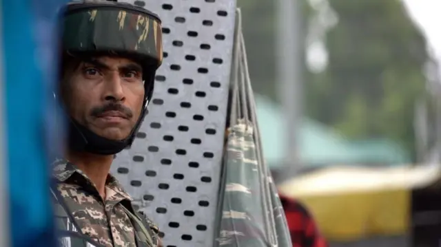 જમ્મુ-કાશ્મીરમાં તહેનાત ભારતીય સેનાના જવાનની તસવીર 