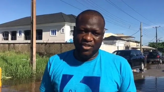 Man tanda inside flood