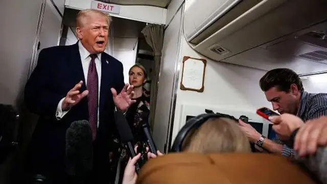 ඇමෙරිකානු ජනාධිපති ඩොනල්ඩ් ට්‍රම්ප් විසින් එයාර්ෆොස් වන් ගුවන් යානයේදී මාධ්‍යවේදී අමතමින්.