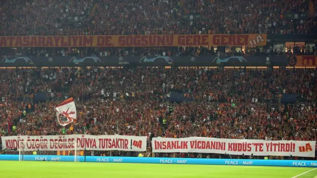 مشجعو غلطة سراي يرفعون لافتات مؤيدة لفلسطين