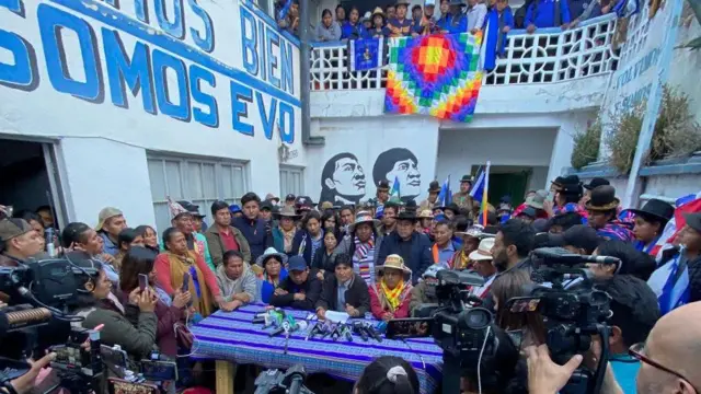 O ex-presidente da Bolívia Evo Morales concedendo entrevista a jornalistas na sede do MAS,dono da f12 betLa Paz