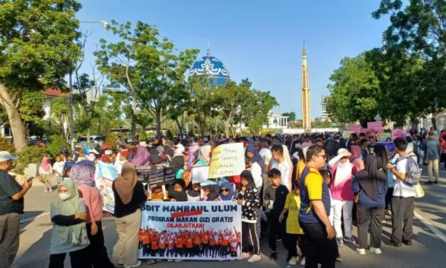 Situasi pawai dukung MBG di Kota Batam yang melibatkan anak sekolah