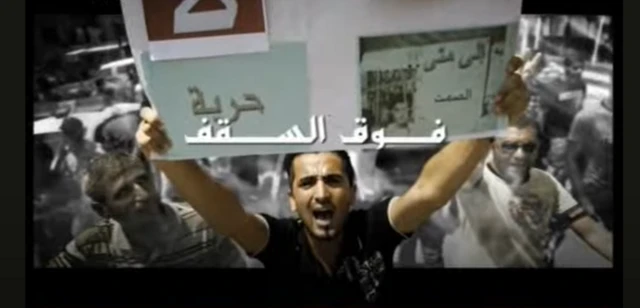 مسلسل (فوق السقف) كان أول محاولة درامية رسمية لتقديم صورة عن الثورة عام 2011، إلا أنه مُنع من البث بعد أول خمس حلقات