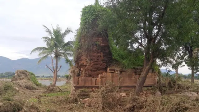 వరదను తట్టుకుని నిలబడిన ఆలయం