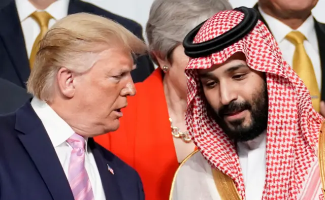 ولي العهد السعودي محمد بن سلمان يتحدث للرئيس الأمريكي السابق دونالد ترامب خلال قمة قادة مجموعة العشرين في أوساكا، اليابان، 28 يونيو، 2019