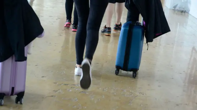 Una mujer con una maleta