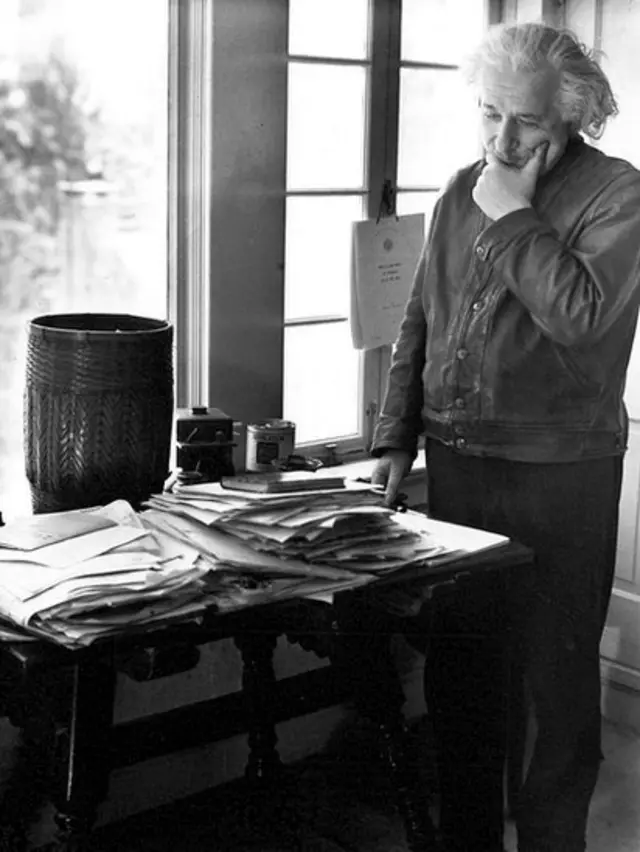 На рабочем столе Альберта Эйнштейна всегда царил беспорядок