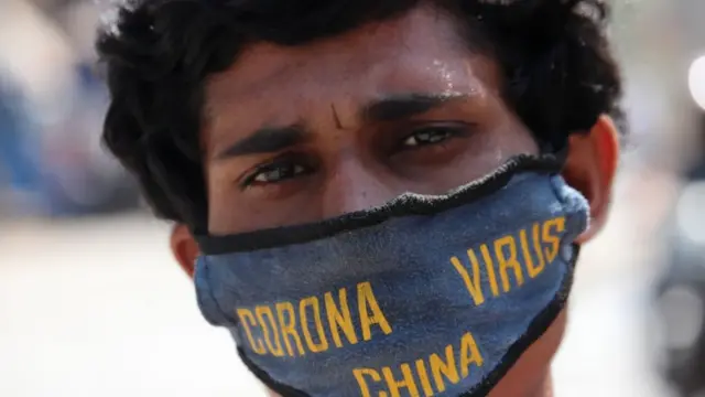 માસ્ક પહેરેલો પુરુષ