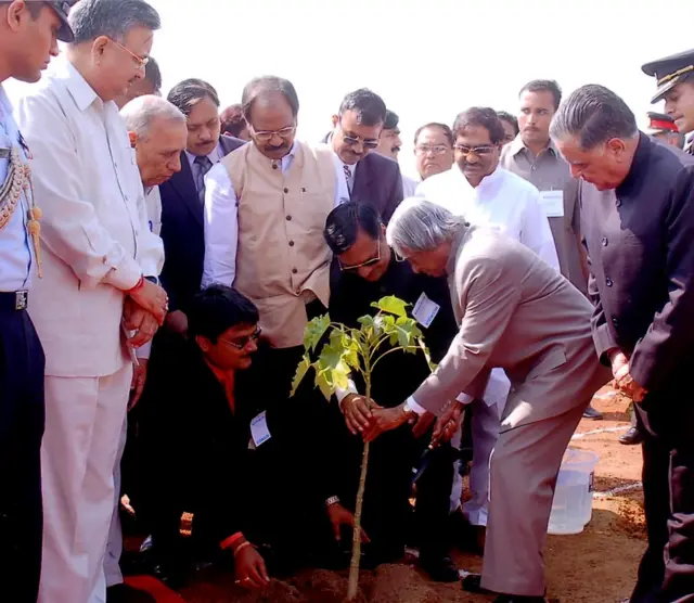 रतनजोत का पौधा लगाते पूर्व राष्ट्रपति एपीजे अब्दुल कलाम