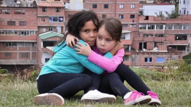 Dos hermanas, Andrea (verde) Aleja (rosa)