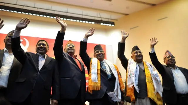 नेकपा एमाले र माओवादी केन्द्रको एकीकरण गर्ने सहमतिमा हस्ताक्षर भएपछि नेताहरू