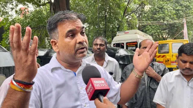 मराठी शिकण्यासाठी आणखी मुदतवाढ द्यावी आणि लगेच कारवाई करू नये, अशी मागणी रिक्षा-टॅक्सी युनियन आणि राजकीय नेत्यांकडून करण्यात आली आहे.