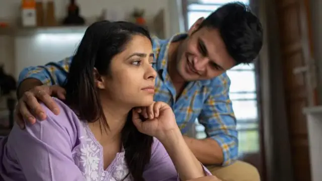 Wani miji na rarrashin matarsa