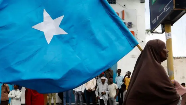 Wata 'yar Somaliya  ta rike tutar Somaliya  a wani gangami