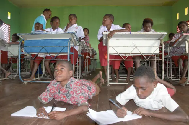  Doretheus Ohoiwutun, Kampung As, Kampung Atat, Distrik Pulau Tiga, Asmat, Papua Selatan, sekolah, murid 