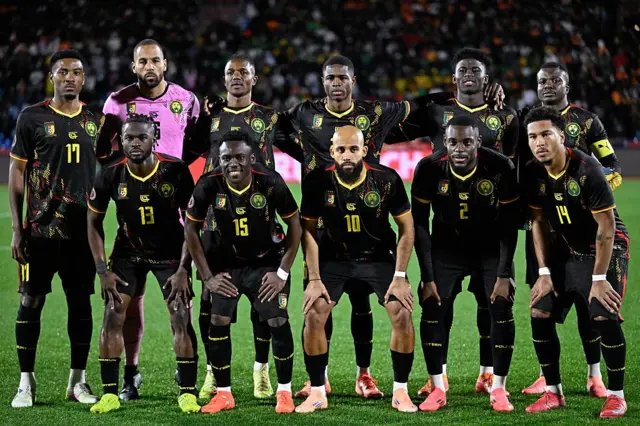 Les joueur camerounais posent avant le match de football du Groupe F de la Coupe d'Afrique des Nations (CAN) opposant la Côte d'Ivoire au Cameroun, au stade de Marrakech, le 28 décembre 2025. 
