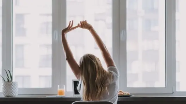 masa başında gerinen kadın