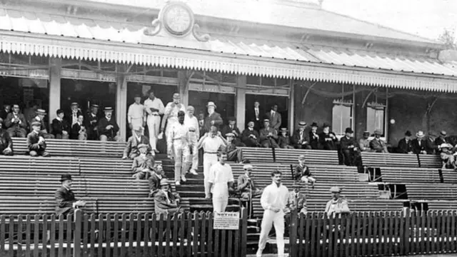 1911 ਵਿੱਚ ਭਾਰਤੀ ਕ੍ਰਿਕਟ ਟੀਮ ਸਸੈਕਸ ਕਾਊਂਟੀ ਕ੍ਰਿਕਟ ਕਲੱਬ ਖ਼ਿਲਾਫ ਮੈਦਾਨ ’ਤੇ ਉਤਰਦੀ ਹੋਈ