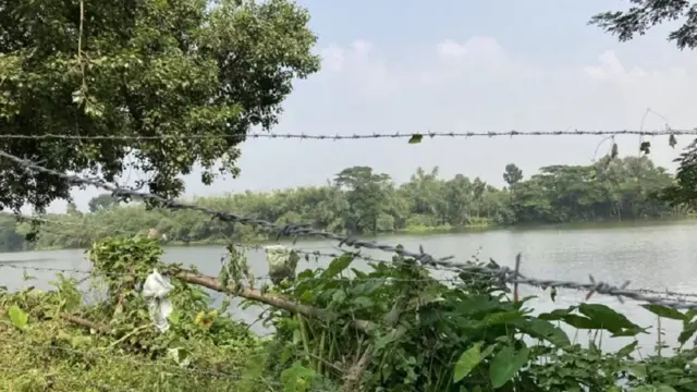 ভারত বাংলাদেশ সীমান্তের বেশিরভাগ এলাকাতেই রয়েছে কাঁটাতারের বেড়া